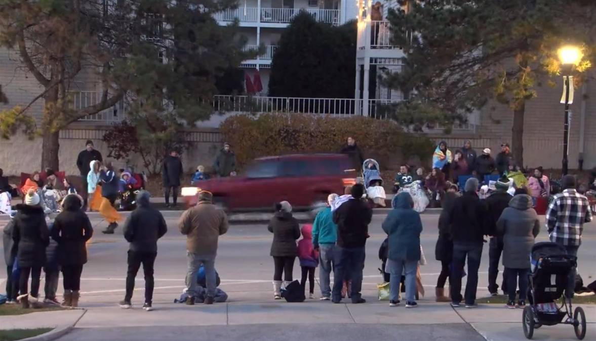 Sobre las 16.40 hora local, el conductor de un todoterreno rojo, saltó los vallas de seguridad y se abrió paso entre la multitud embistiendo a los asistentes, según medios locales.