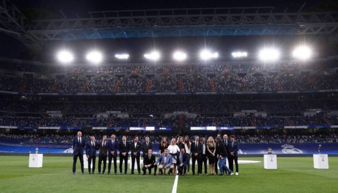 Familiares de del expresidente madridista Lorenzo Sanz y exfutbolistas del Real Madrid estuvieron presentes en el homenaje.