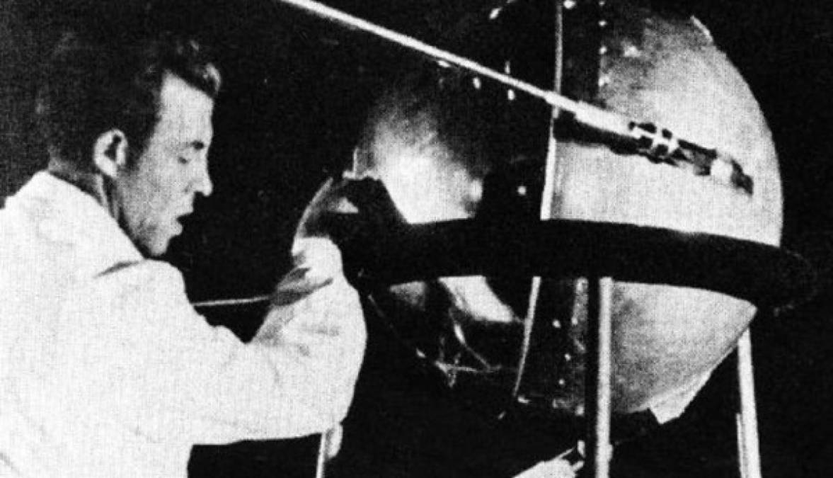 - 1957: Sputnik -<br/><br/>El 4 de octubre de 1957, la Unión Soviética lanzó el primer satélite artificial, Sputnik-1.<br/><br/>La pequeña esfera de aluminio (58 cm de diámetro y 84 kg) tardó 98 minutos en dar la vuelta a la Tierra y enviar el primer mensaje recibido desde el espacio, un simple 'bip bip'.