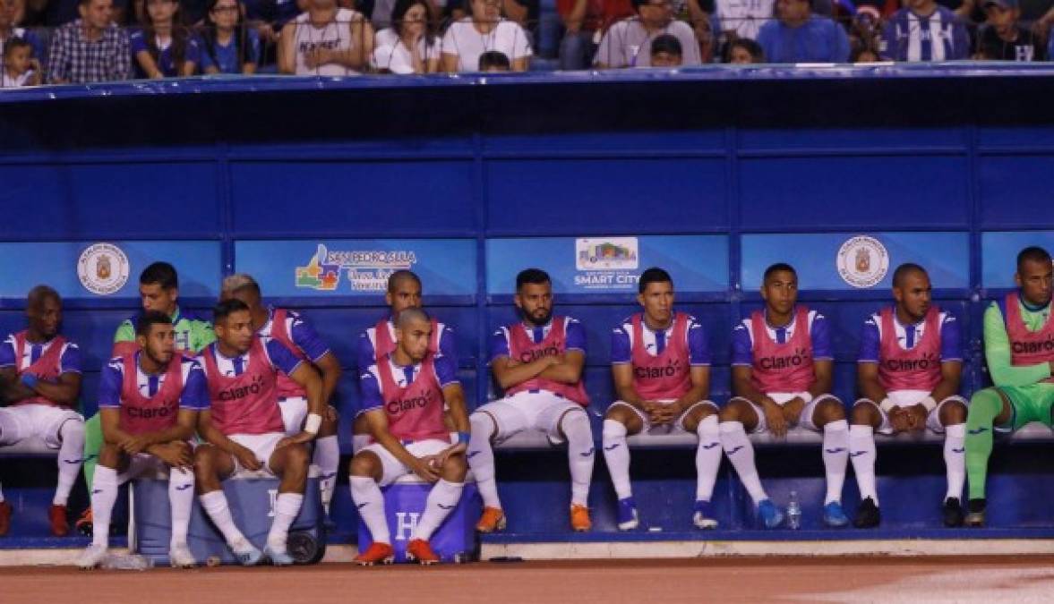 Los jugadores suplentes de Honduras observando el partido en el primer tiempo.