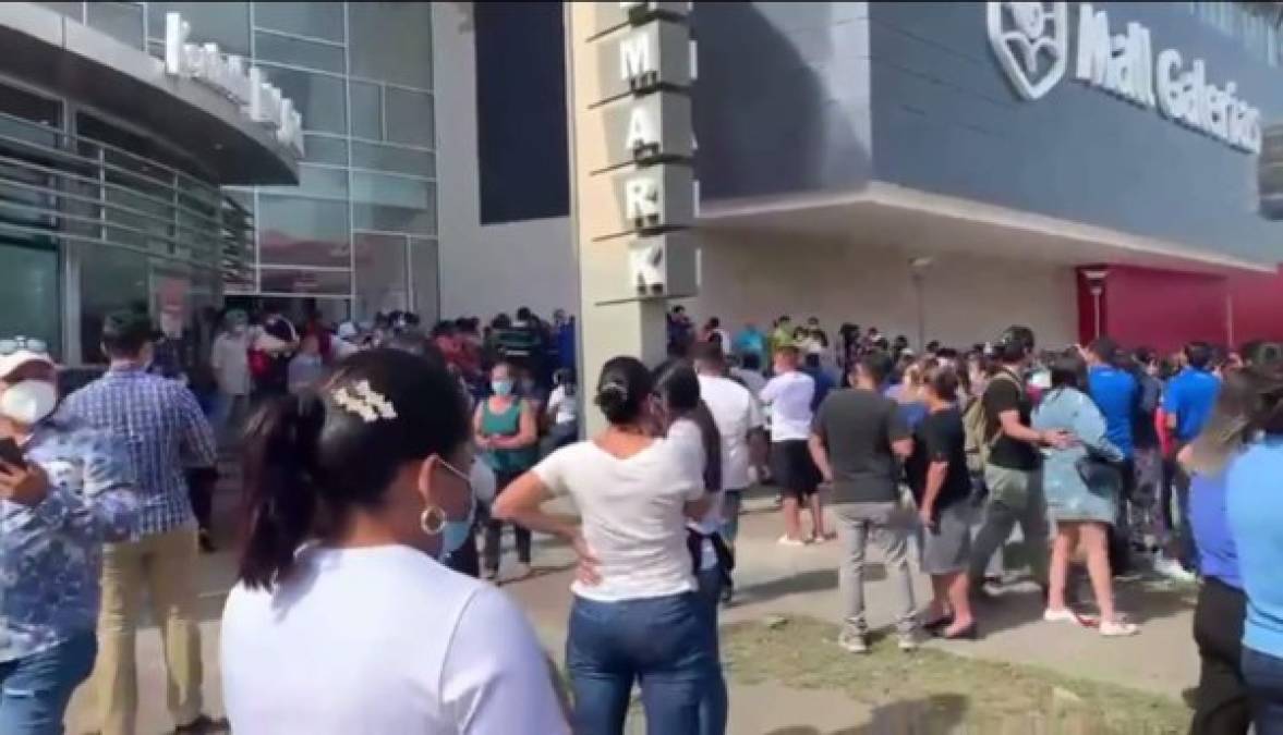 Alarma en un centro comercial de San Pedro Sula, tras el sismo de aproximadamente cinco segundos. Las personas salieron buscando refugio.