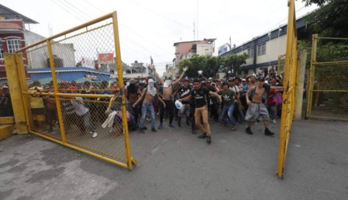 Migrantes rompen valla en frontera e ingresan por la fuerza a México