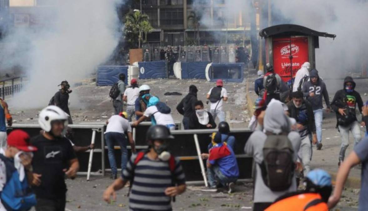 En la misma jornada, el jefe del Parlamento, Juan Guaidó, se autoproclamó presidente ante miles de seguidores en Caracas, lo que desató manifestaciones de sus seguidores.