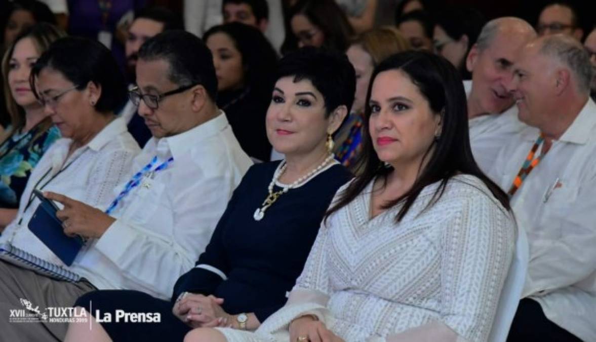 La abogada lució un vestido muy elegante y su presentación era una de las más esperadas.