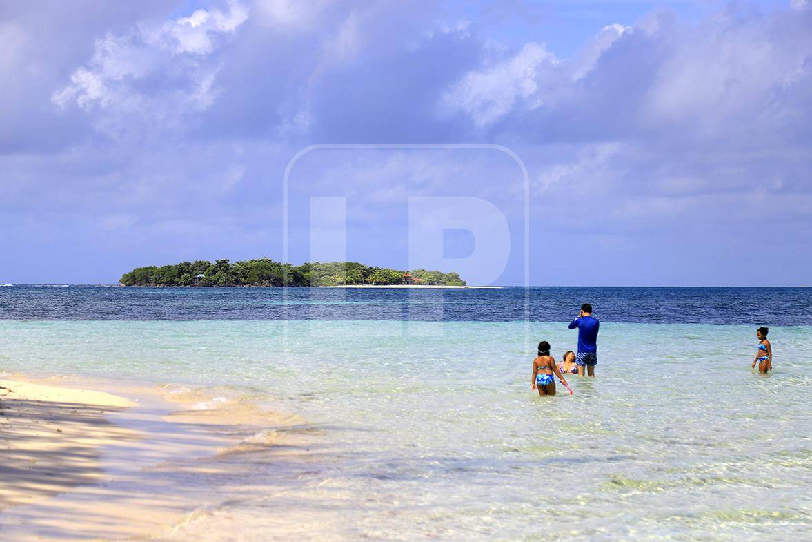 $!Los desarrollos turísticos en los cayos son casi inexistentes, pero el potencial es enorme. Todos los cayos son de vital importancia ecológica, ya que en ellos, ponen huevos varias especies de tortugas marinas, son parada de aves migratorias y su ecosistema acuático es enorme.