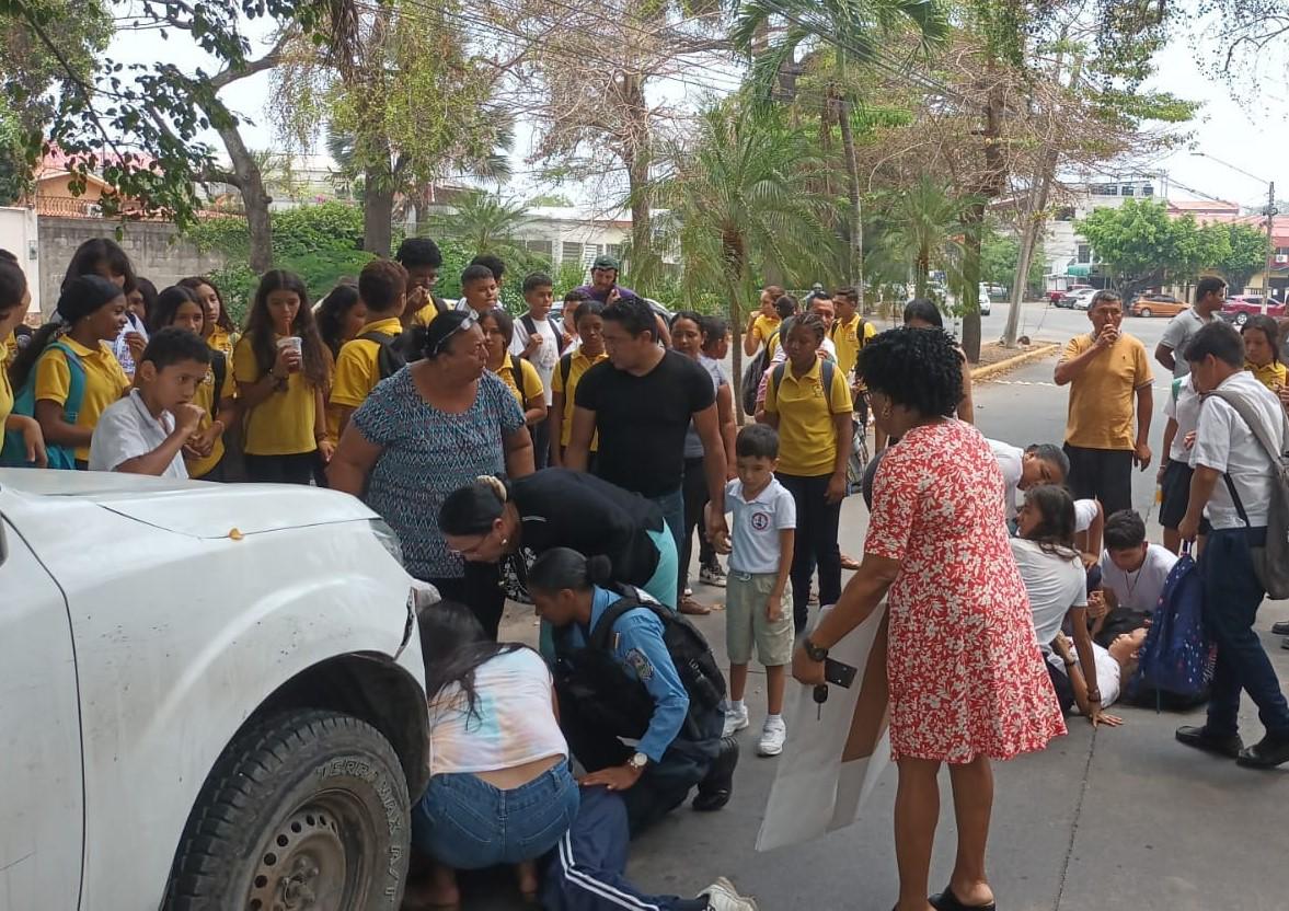 Conductor de vehículo atropella a dos estudiantes en La Ceiba