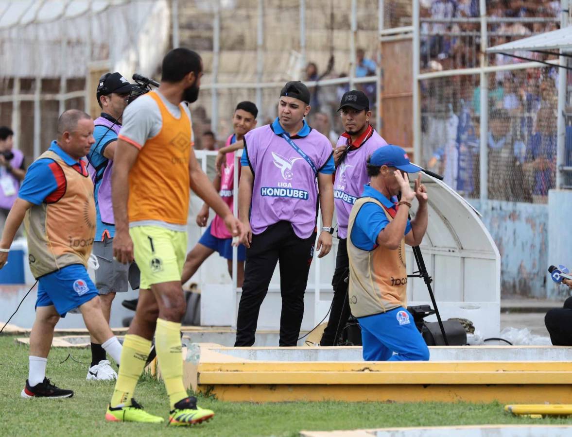 Momento donde Troglio se retira y le señala a los aficionados que ha ganado ocho títulos en Honduras.
