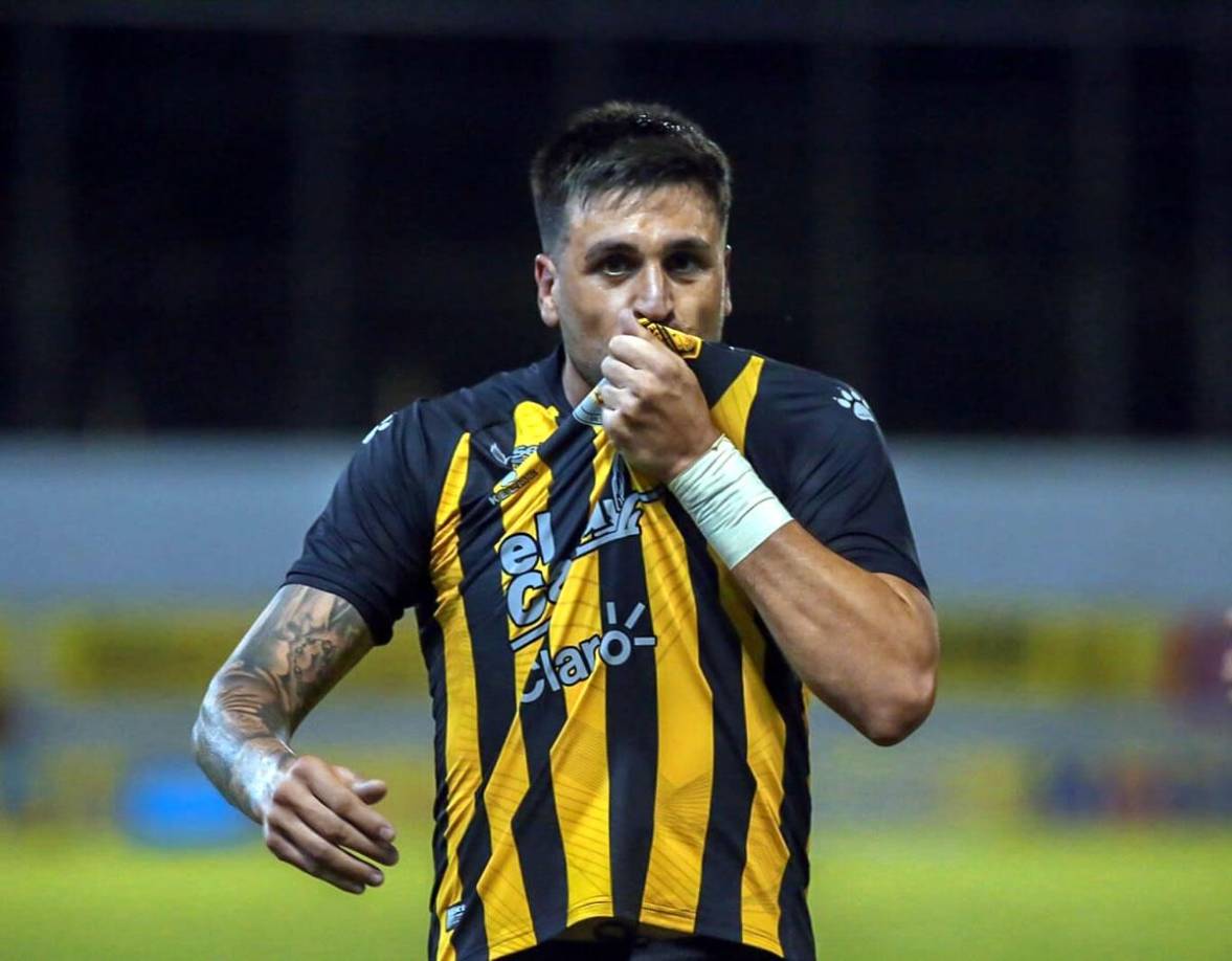 Ramiro Rocca - Elías Burbara, presidente del Real España, confirmó al programa ‘Minuto 90‘ que Ramiro Rocca no se mueve del equipo, esto debido al rumor que lo colocaba en el Comunicaciones de Guatemala. “No hay ninguna comunicación oficial por Rocca, tiene contrato hasta mayo del próximo año. Los próximos 12 meses estará en Real España”.