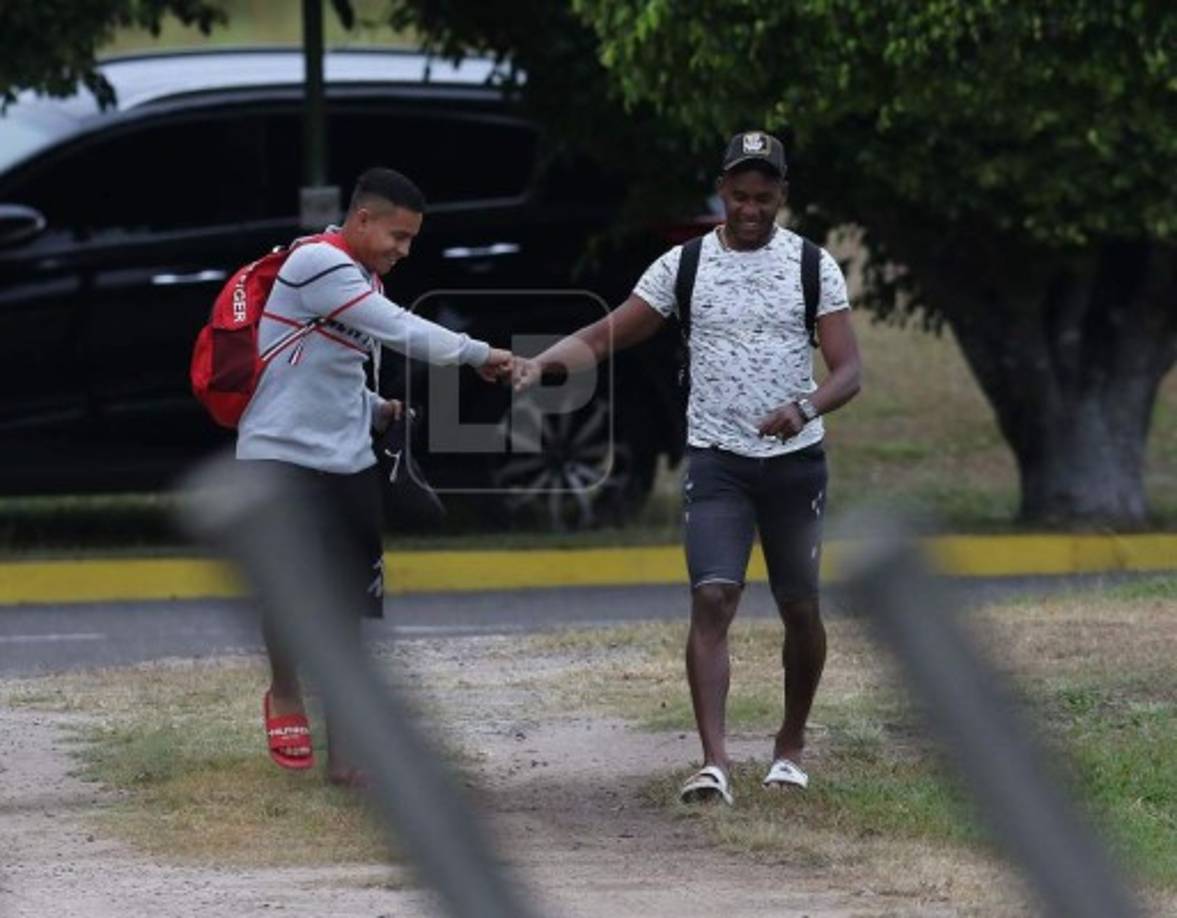 Germán Mejía fue recibido en primera instancia por Brayan Beckeles, defensor que vuelve al Olimpia tras su paso por el Nashville de la MLS.