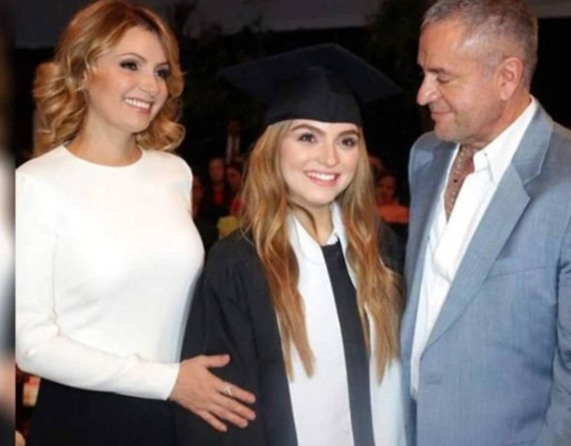 Cuando 'Despierta América' le preguntó al productor “¿Usted sigue casado ante la Iglesia?”, este contestó: “para mí mi matrimonio no está en una iglesia, ni está en un papel, mí matrimonio está en un acto de convicción ante una persona, y yo tuve un matrimonio muy bonito, con una persona a la que siempre le he mostrado mi respeto y cariño y recibí de ella lo mismo”.<br/><br/>“Hoy lo que más paz me da es tener tus hijas sanas, tres hijas bien, que se están desarrollando, creciendo”, continuó Castro. “Que se les ha dado todo el apoyo y obviamente no nada más es mío…tiene que ver mucho la estructura que les ha dado su mamá”, puntualizó Castro quien ha sabido mantener una relación cordial con Rivera.<br/><br/>