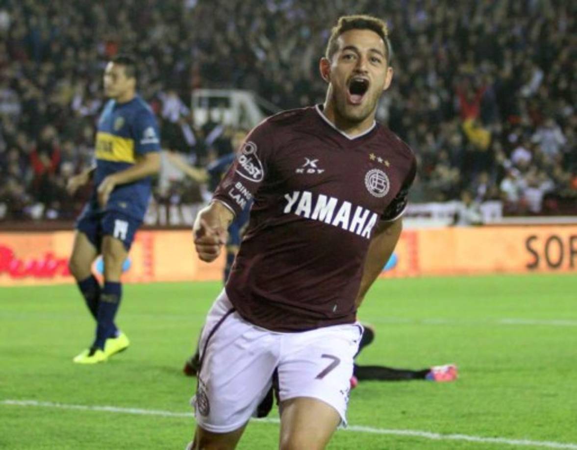 Acosta además jugó en España (Sevilla y Racing de Santander), Boca y la Selección Argentina (campeón mundial sub 20 en Canadá 2007 y medalla de Oro en los Juegos Olímpicos de Pekín 2008.