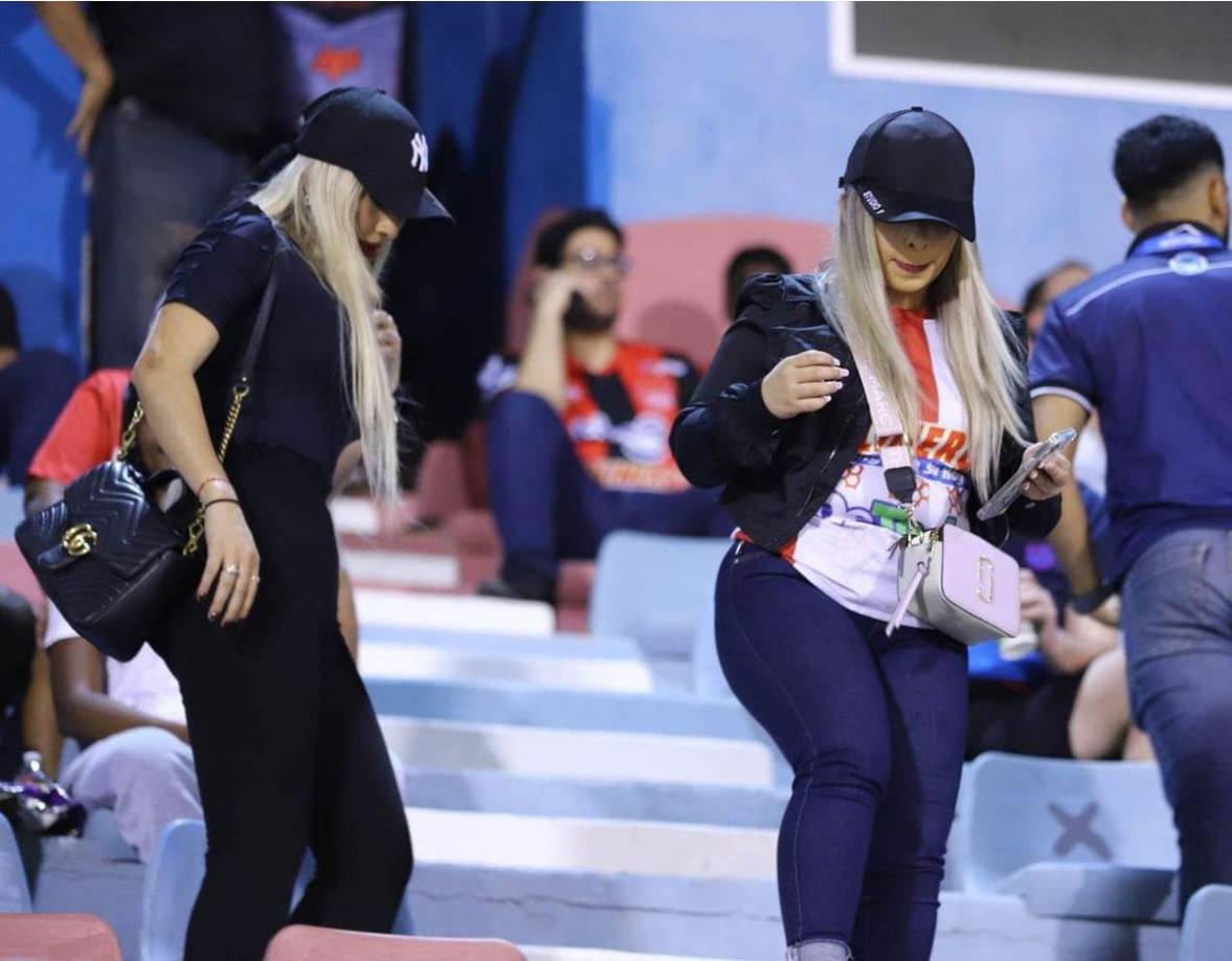 Ellas fueron sensación en las gradas del estadio Ceibeño. Dos bellas rubias que adornaron el Clásico.