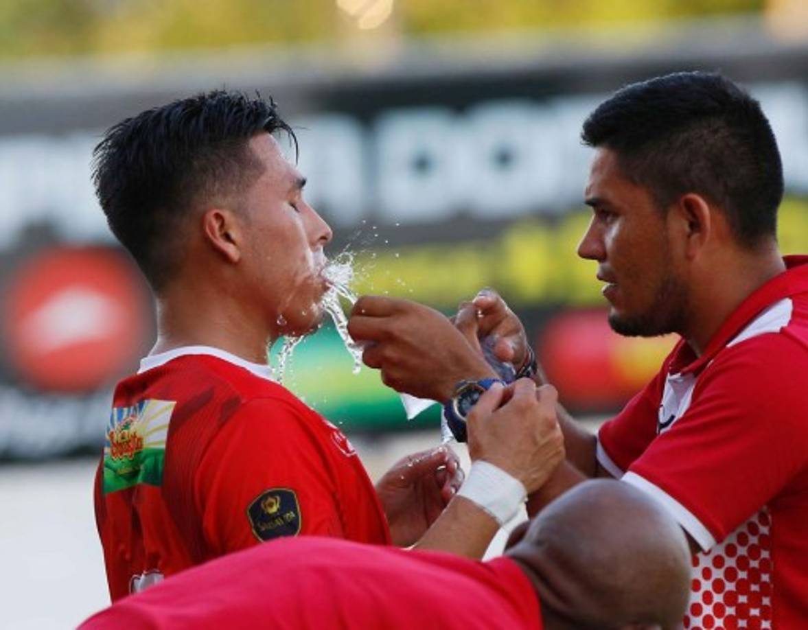 Wilmer Fuentes debutó con la Real Sociedad y se llevó un golpe en la boca. Acá es atendido por el médico del equipo.