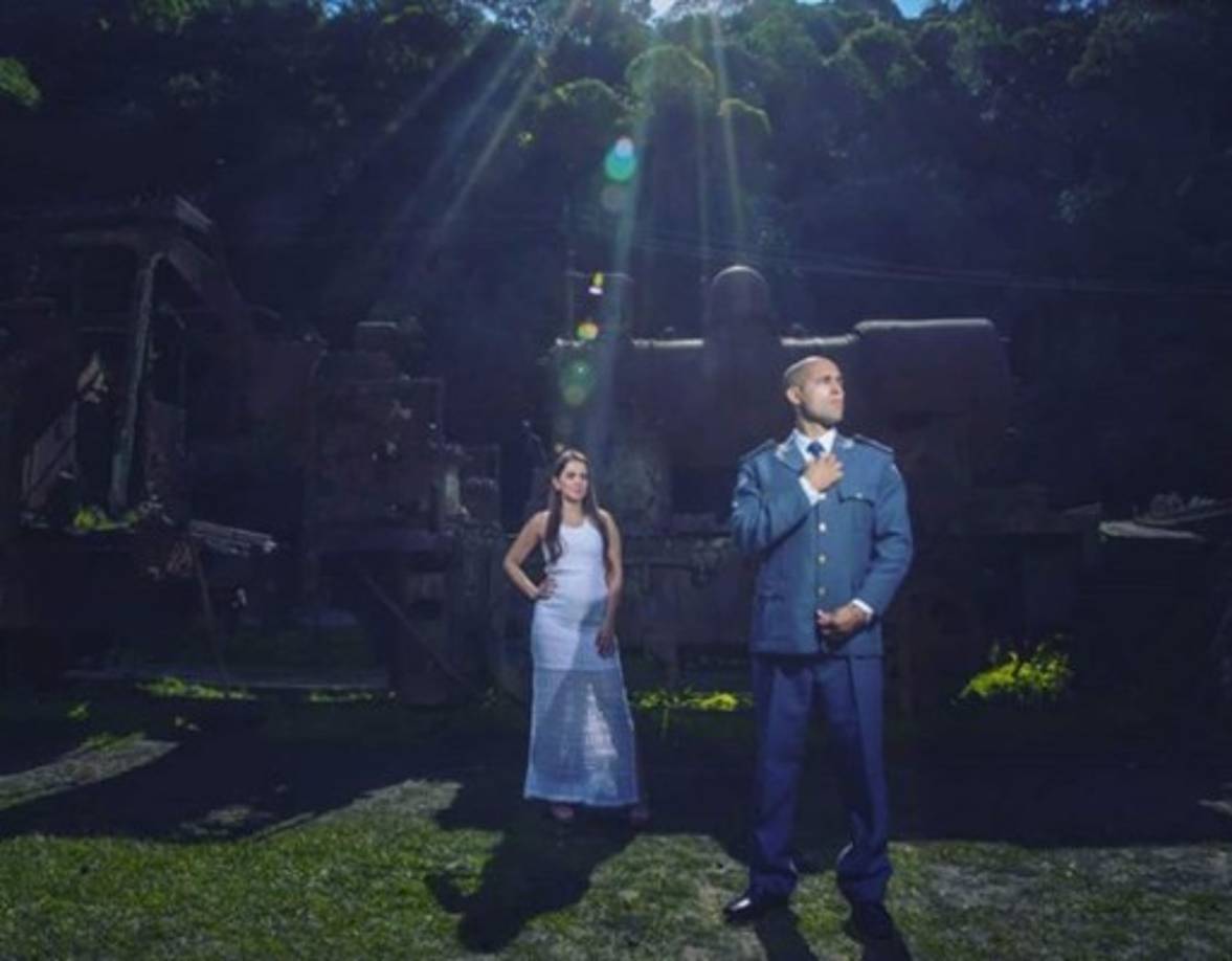 Flavio salió de inmediato y encontró a su novia recostada en la limusina. 'Recuperó la conciencia por un momento y me dijo que tenía un fuerte dolor en el cuello', indicó el novio, bombero de profesión. Poco después Jessica volvió a desmayarse y Flavio, junto a sus amigos bomberos, le dio los primeros auxilios antes de trasladarla a un hospital.