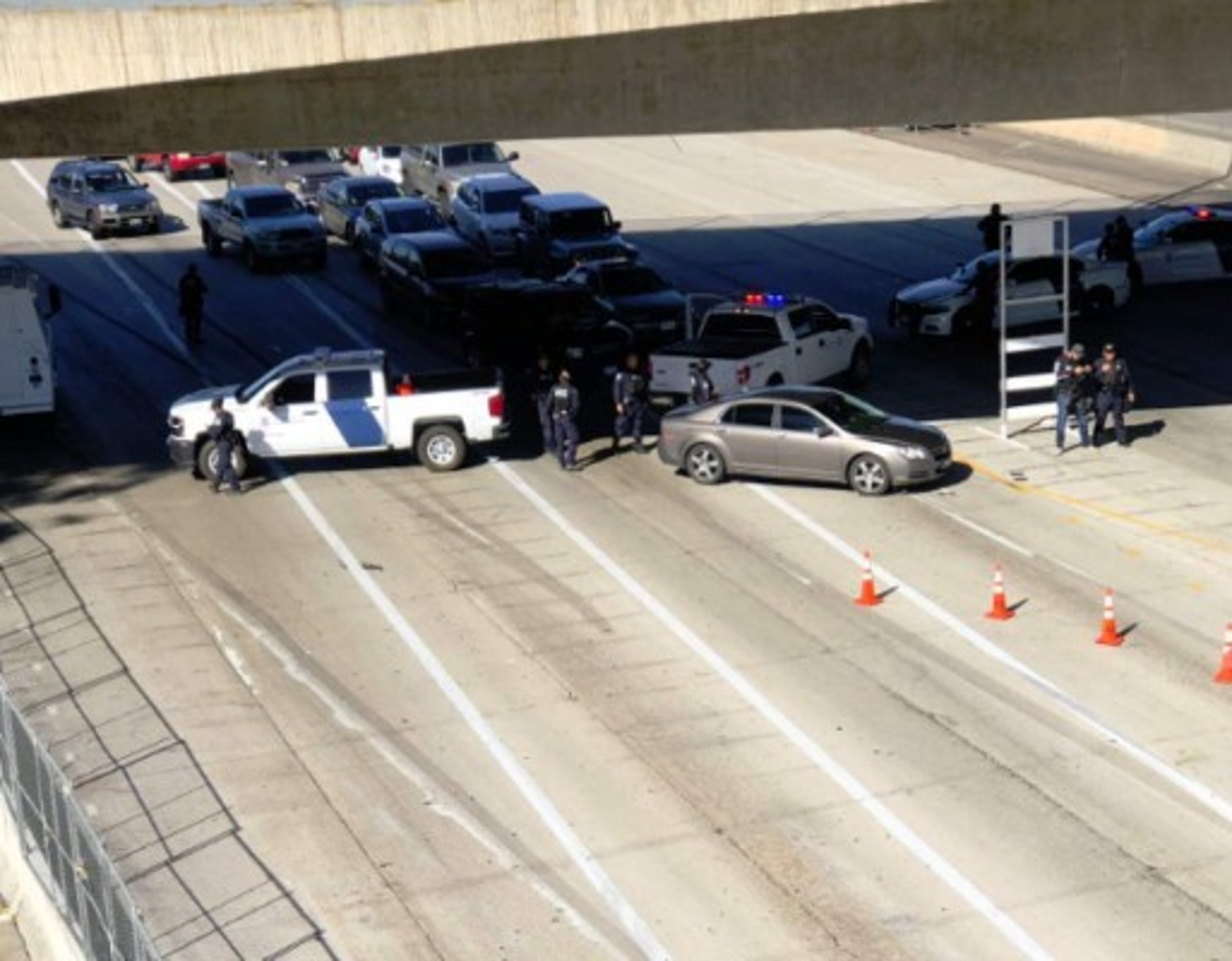 De inmediato las autoridades mexicanos cerraron el paso hacia la garita para evitar el ingreso de los migrantes.