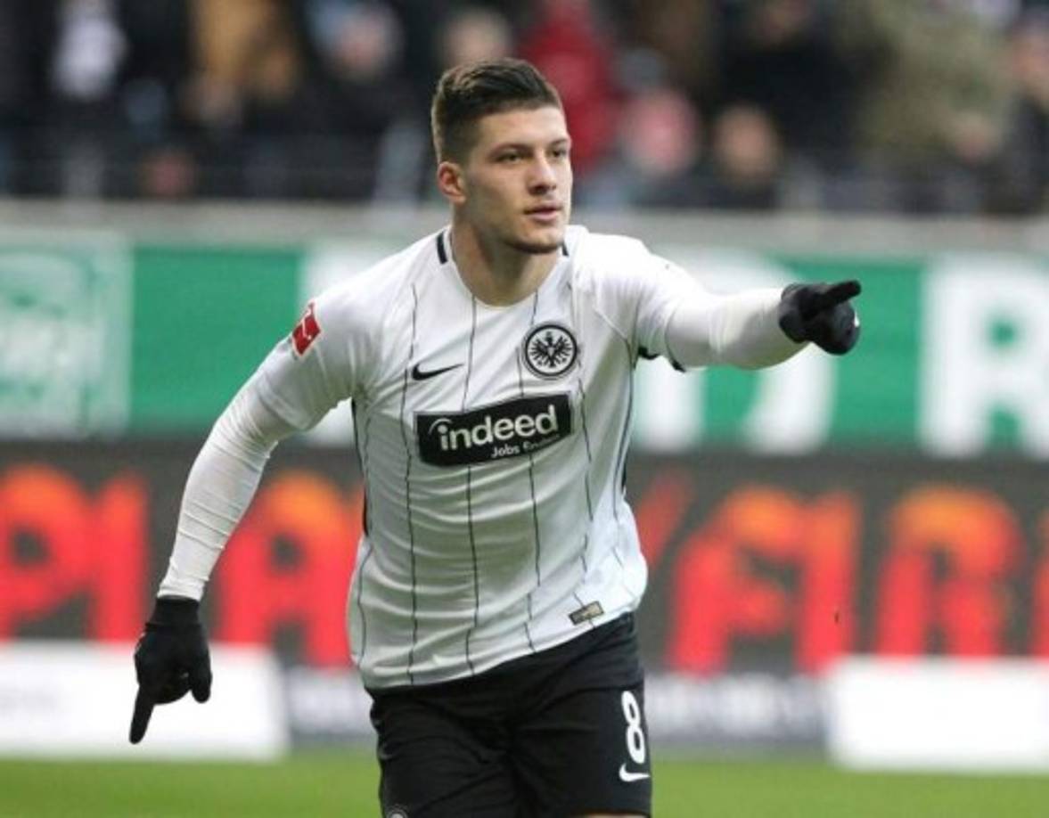 Luka Jovic cuenta con 21 años de edad es un delantero con un gran olfato de gol y la capacidad de estar siempre donde caen los centros. El FC Barcelona lo tiene en la mira.