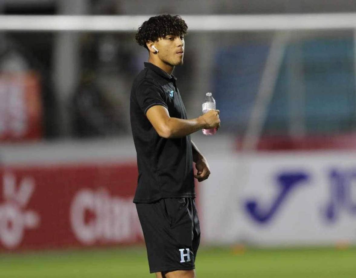 David Ruiz salió al campo del estadio Nacional Chelato Uclés a la llegada de la Selección de Honduras.