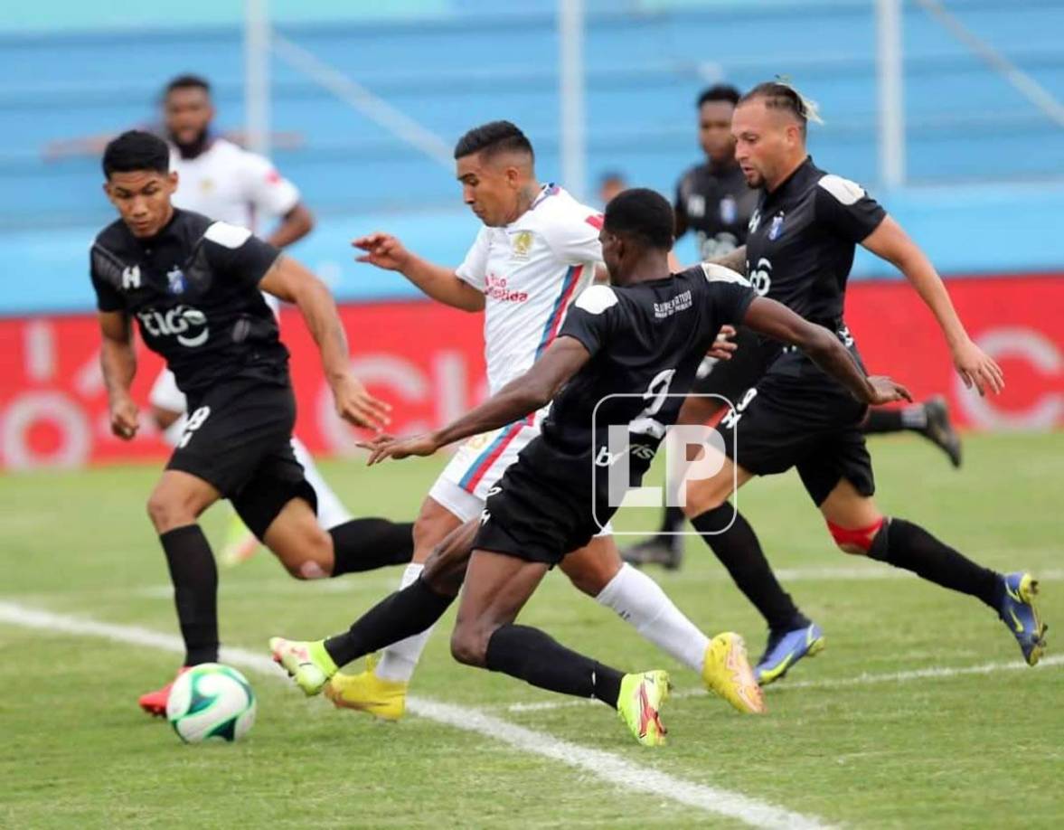 El momento en el que Ángel Barrios le comete penal a Michaell Chirinos.