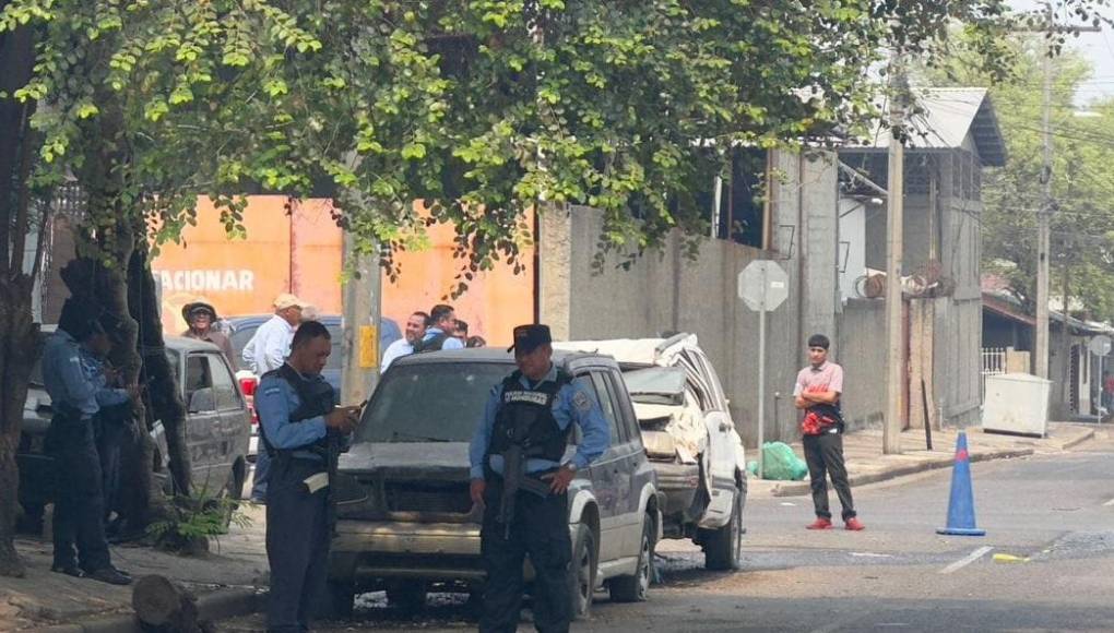 La víctima fue identificada como Luis Mauricio Mejía Guevara, quien vestía pantalón beige, camisa negra y tenis blancos.