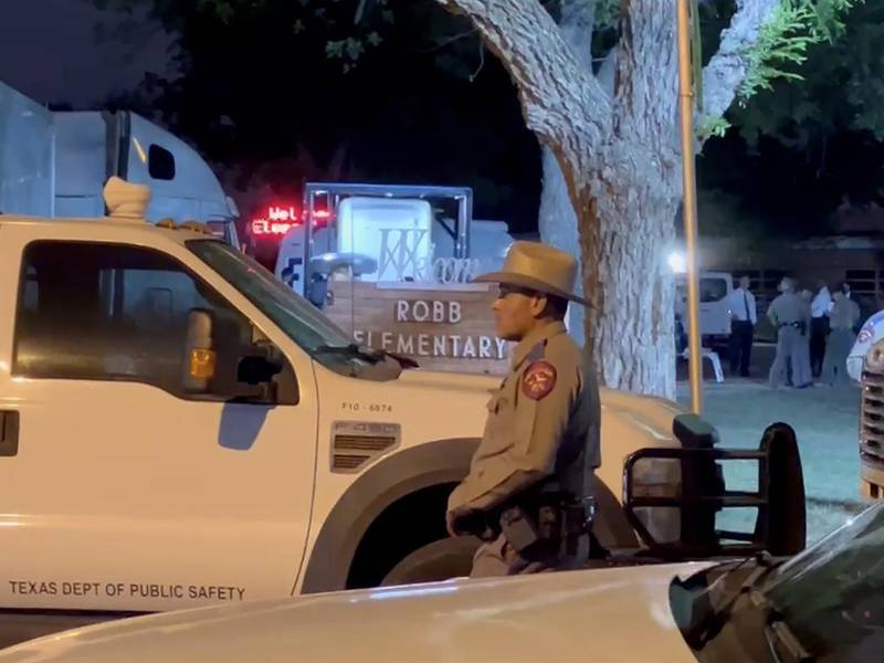 Durante la hora en la que la Policía esperó los refuerzos y no realizó ningún intento de entrar al aula por la fuerza, había 19 agentes en el colegio.