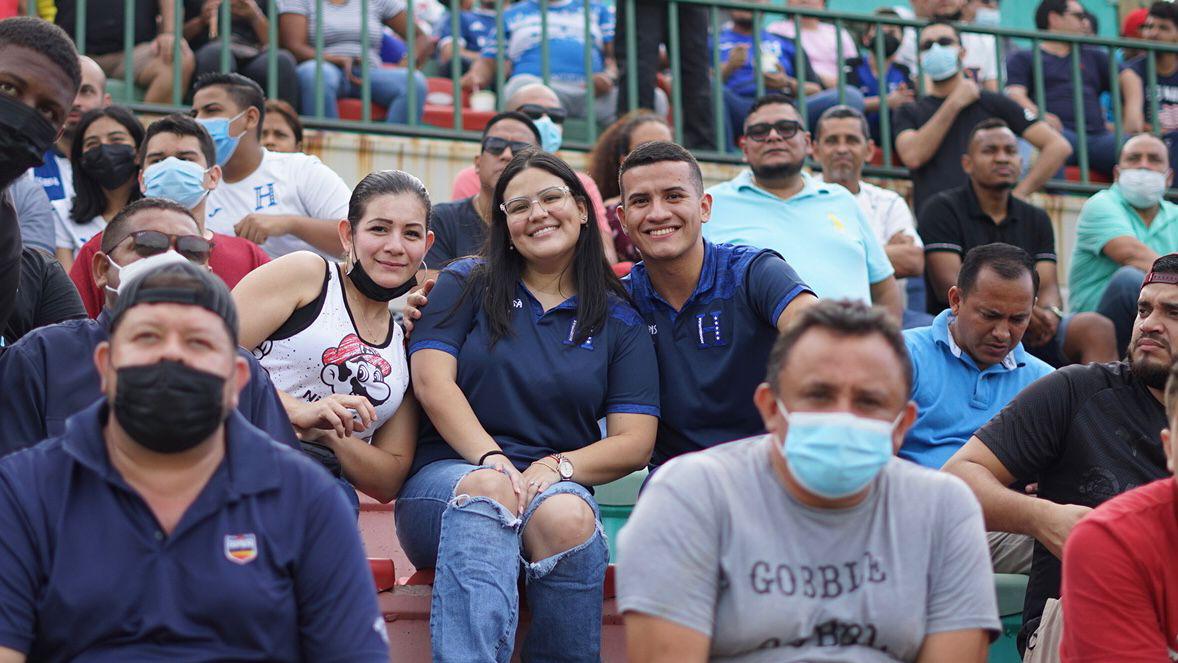 Los hinchas catrachos se dieron cita en una tarde de fútbol en el Yankel Rosenthal.