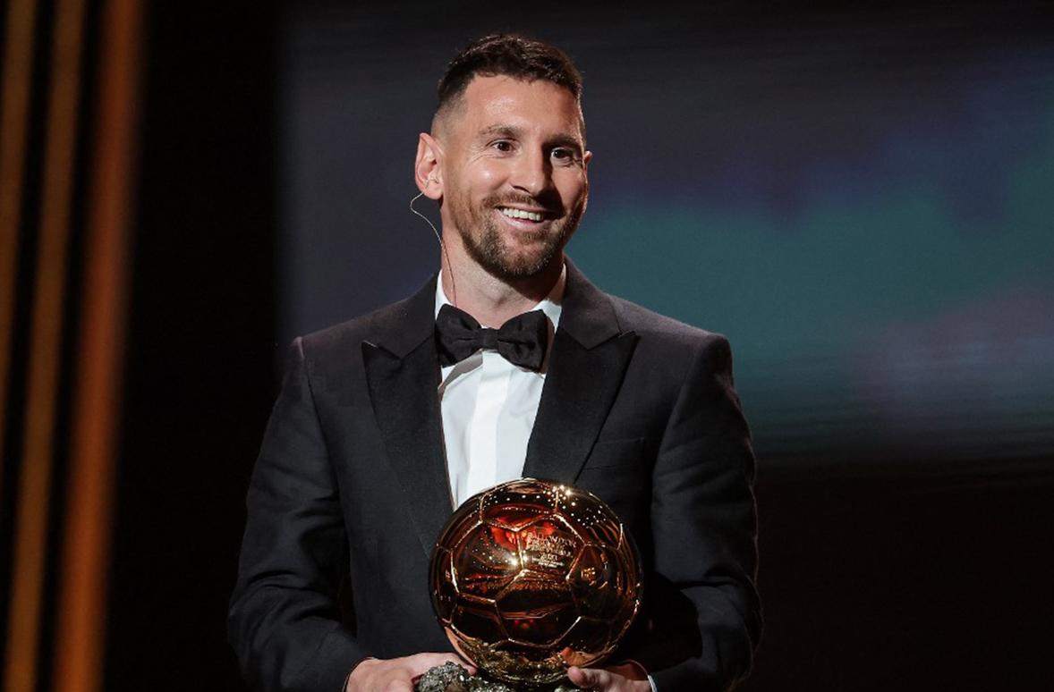 Lionel Messi recibiendo su octavo Balón de Oro.