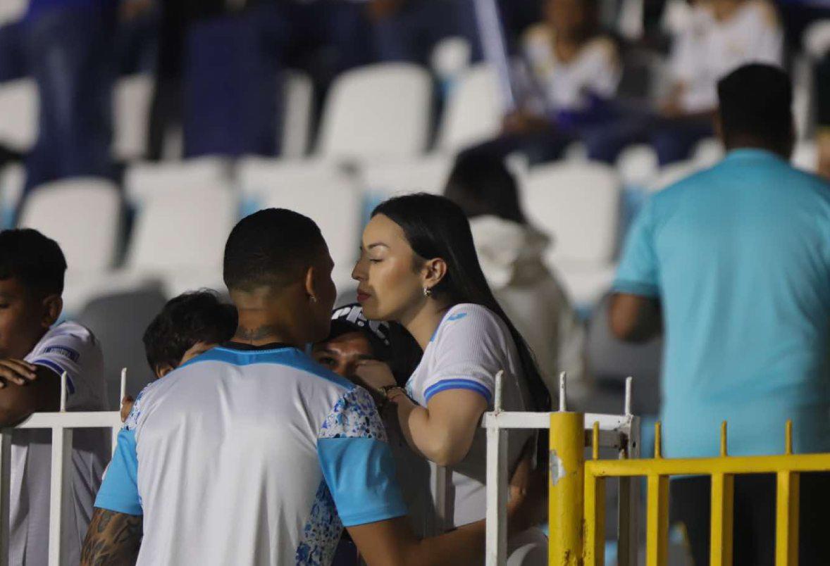 El lente de Diario LA PRENSA captó el momento donde Kervin Arriaga saludó a su esposa Daniella Zavala, hija de un conocido comunicador de SPS.