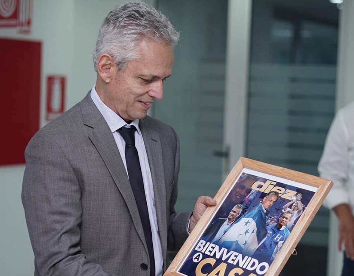 Reinaldo Rueda recibió como obsequio una portada de Diario Diez en donde se le da la bienvenida.