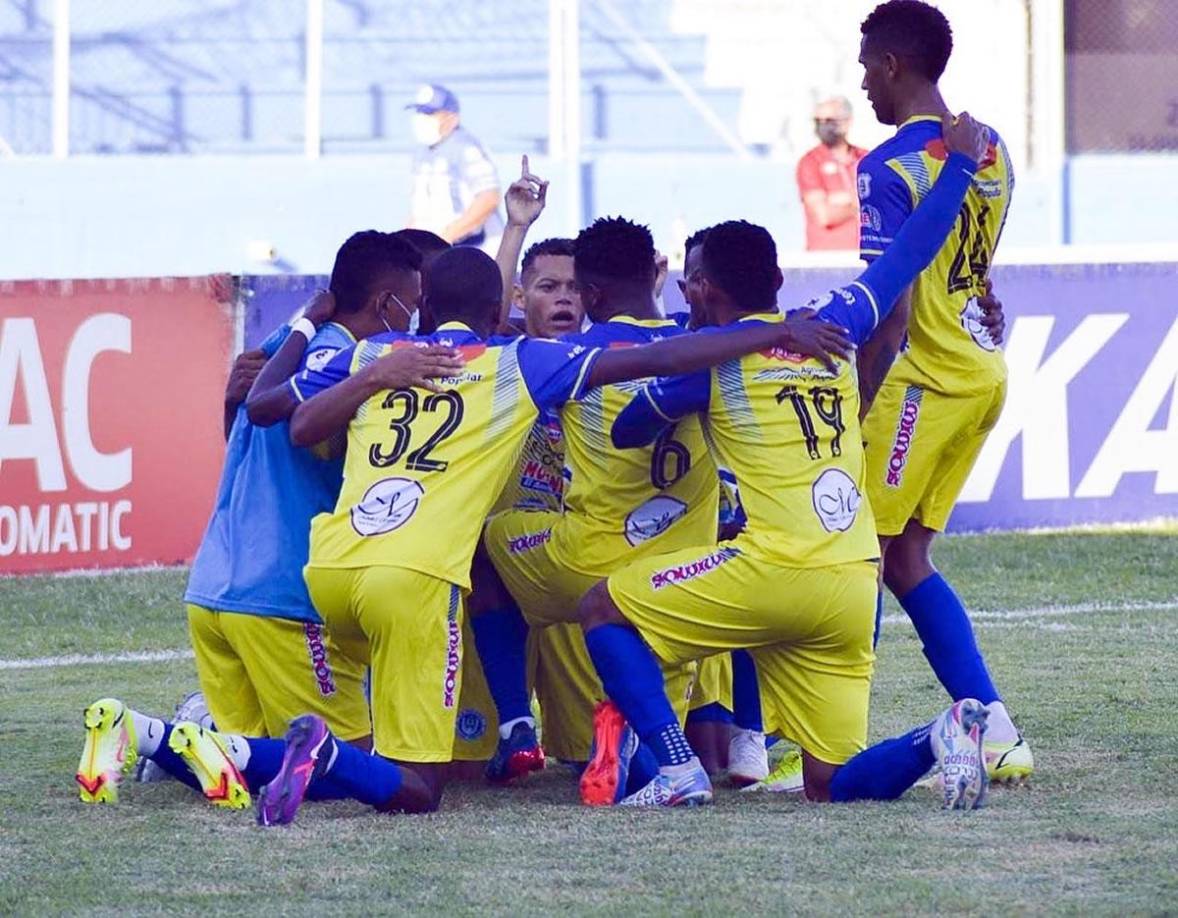 Los jugadores del Victoria celebrando en grupo el gol del triunfo ante el Olimpia.