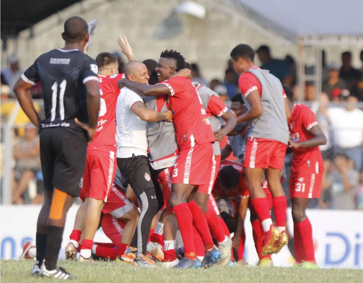 La Real Sociedad, bajo el mando de su nuevo entrenador Ramón ‘Primitivo’ Maradiaga, está buscando reforzar su plantilla con fichajes de un lateral derecho, uno izquierdo, un defensa central, dos contenciones y dos delanteros.