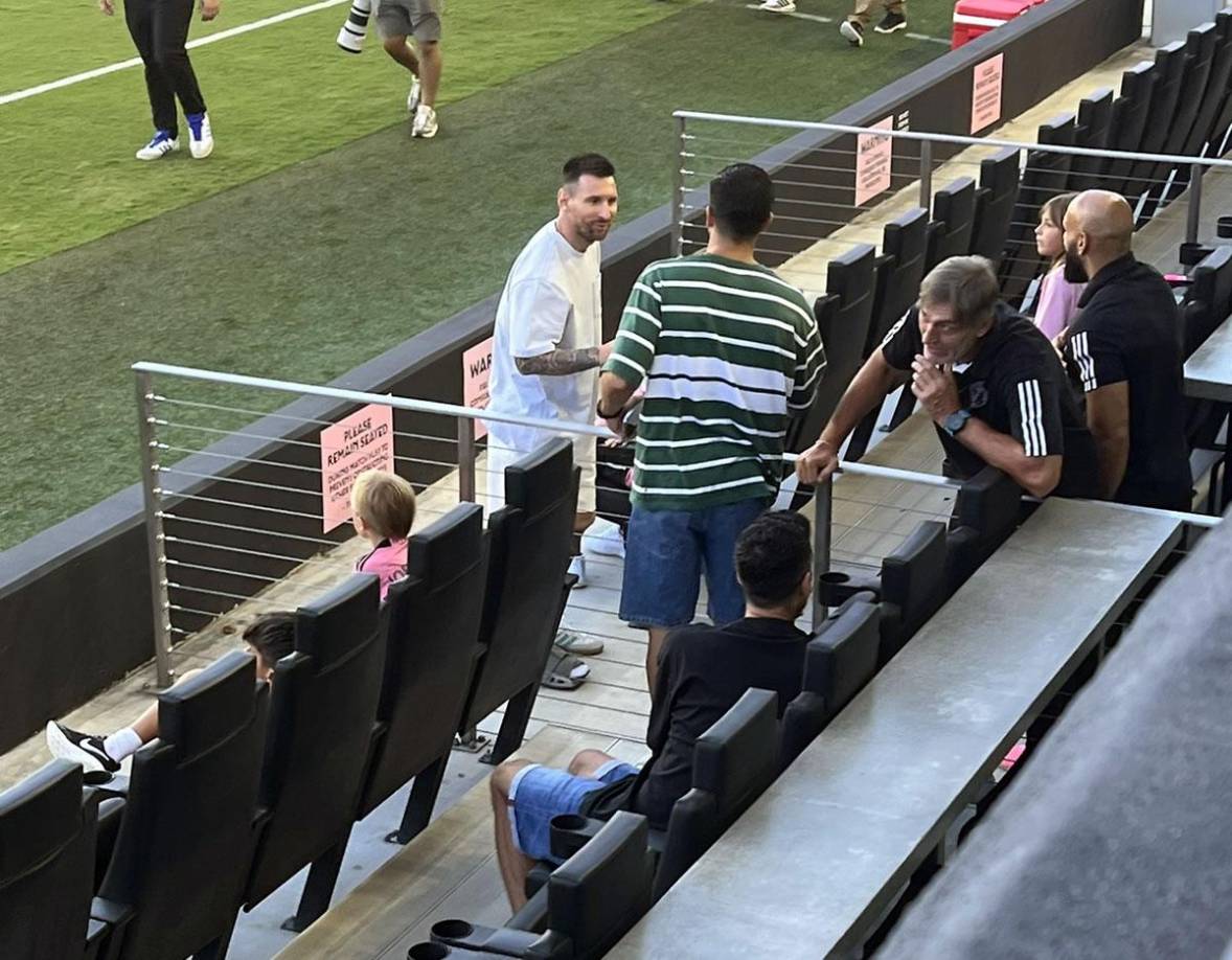 El público presente en el estadio del Inter Miami se quedó helado al ver la bota ortopédica en el tobillo lesionado de Messi.