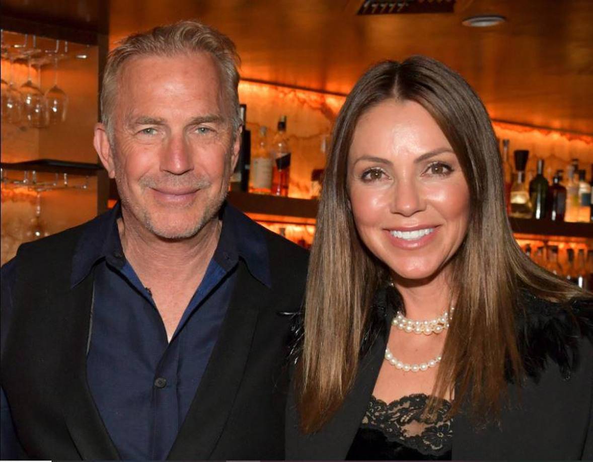 Kevin Costner quiere que su esposa abandone su residencia de 145 millones de dólares, en Santa Bárbara, California, en menos de dos semanas. En los documentos judiciales que ha presentado el pasado 30 de junio “solicita respetuosamente” a su antigua pareja que desaloje la vivienda “de inmediato”, como muy tarde el 13 de julio de 2023. Algo a lo que ella se niega, y por lo cual siguen inmersos en una batalla. 