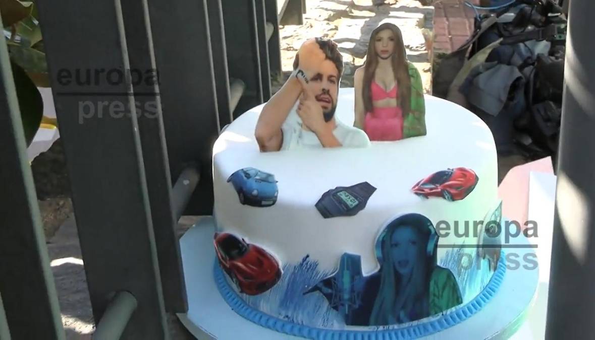 Shakira recibió un pastel con la cara de Piqué y esto es lo que hizo