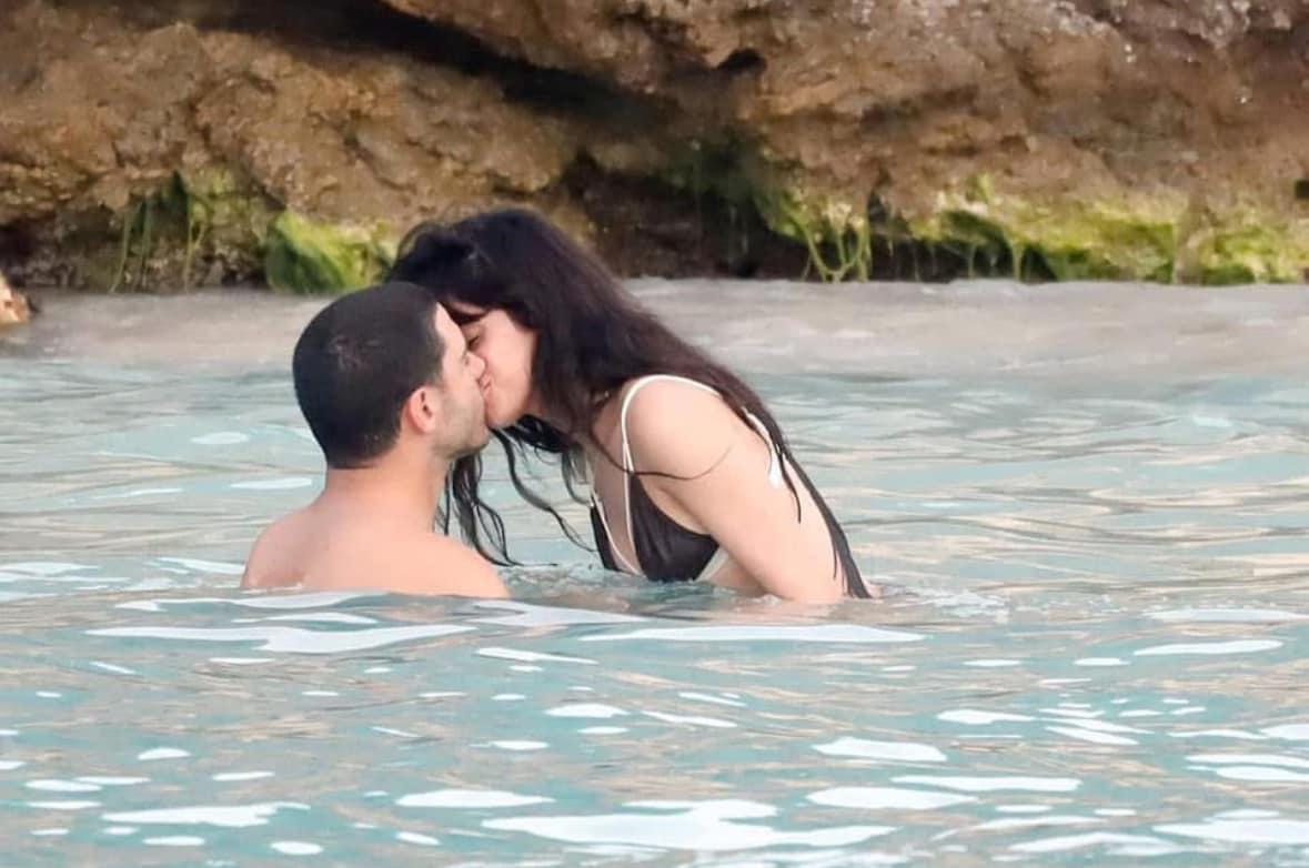 Camila Cabello besó tiernamente a Chalhoub.