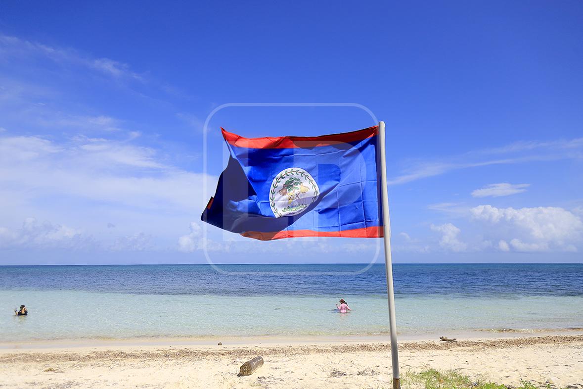 $!En el Cayo Hunting una bandera que ondea frente a su mejor playa le da la bienvenida a los turistas hondureños y de Guatemala que llegan en viajes de un día.