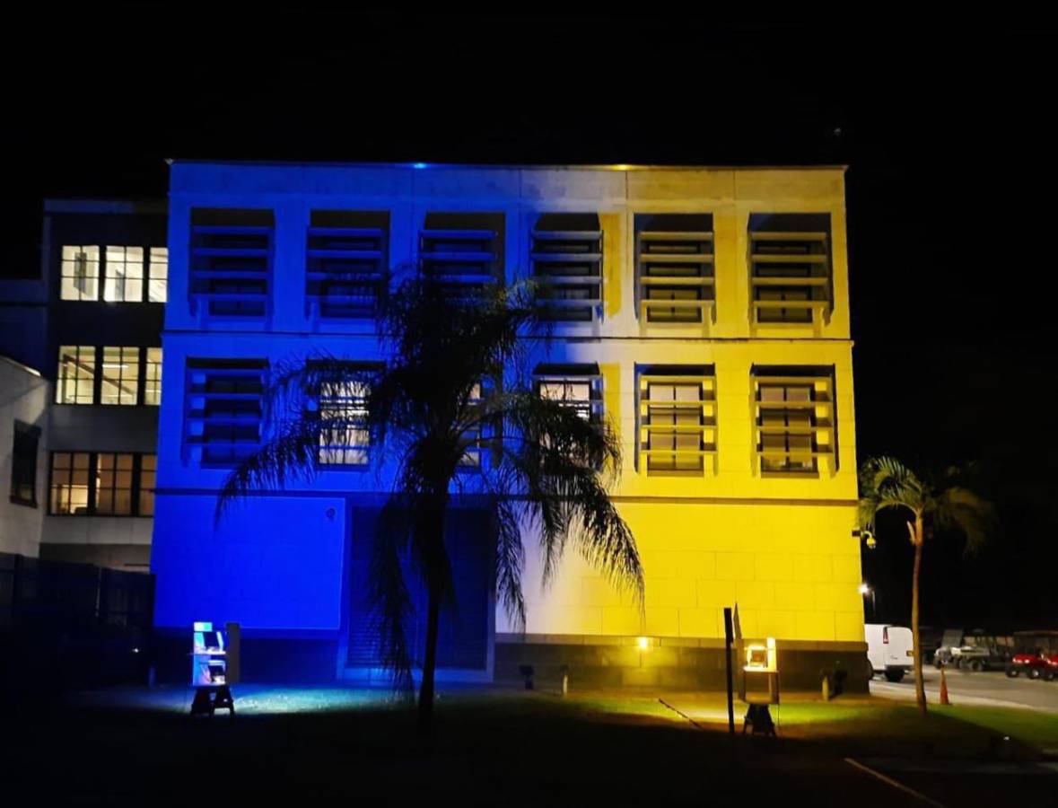 Sede de Embajada de EEUU en Nicaragua se ilumina con bandera de Ucrania