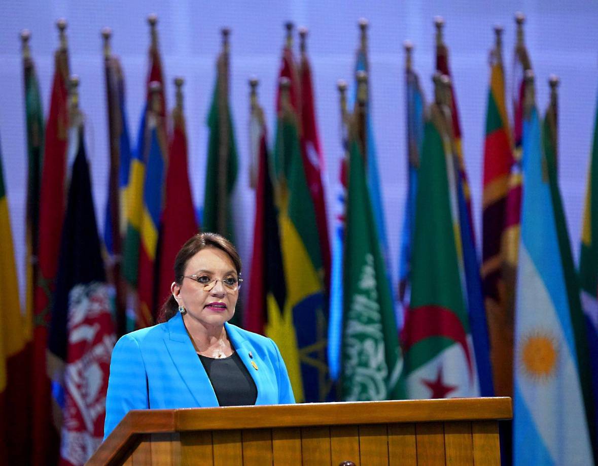 Añadió que es la primera mujer presidenta que surge de las calles en lucha popular junto a un pueblo en resistencia durante 12 años y 7 meses, luchando contra el infame golpe de Estado.