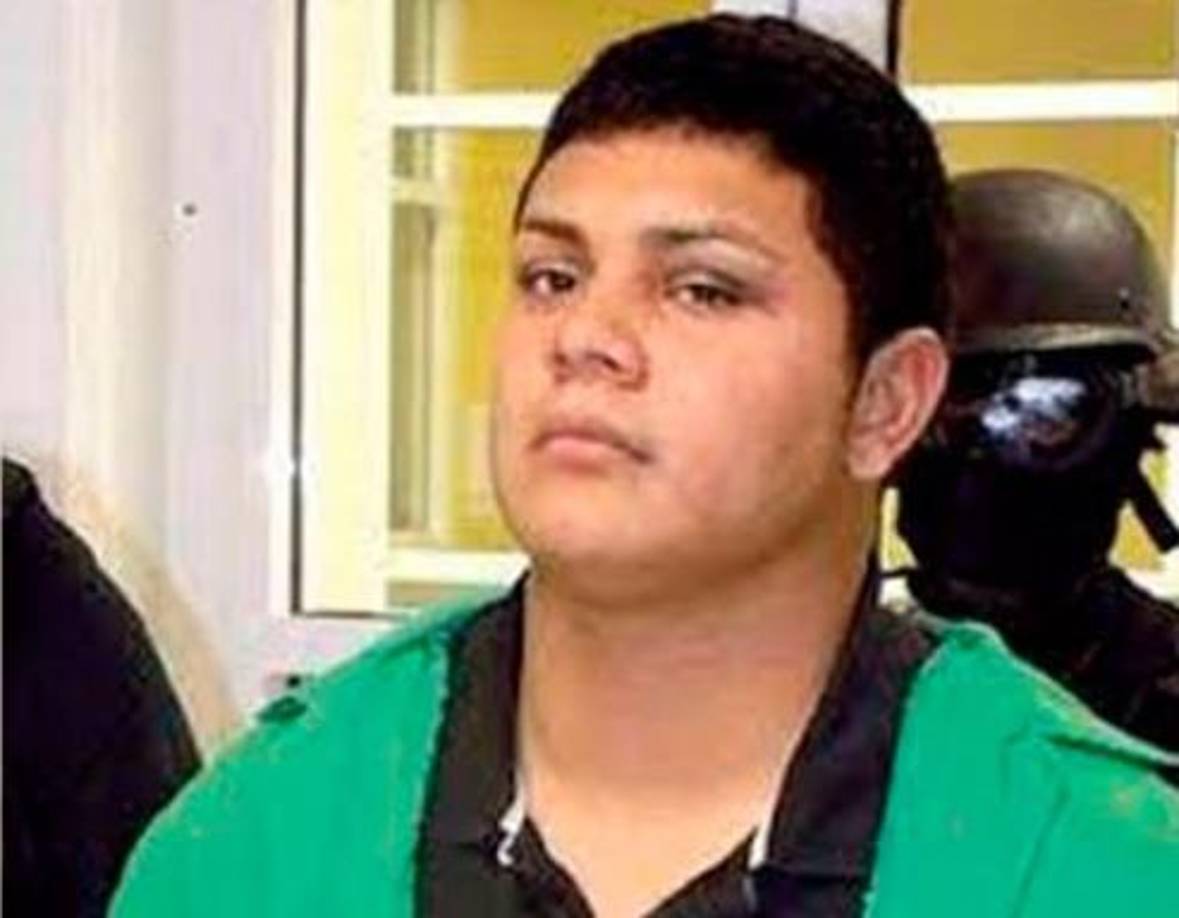 “El narco más duro y desalmado del grupo criminal de los Mexicles, “El Neto”, sustituto de “El Lalo”, se fugó hoy del Cereso de Ciudad Juárez auxiliado por un comando armado. Ha sido uno de los generadores de mayor violencia en la Ciudad desde el penal, y ahora vuelve a las calles”, informó en Twitter el periodista mexicano Javier Corral Jurado.