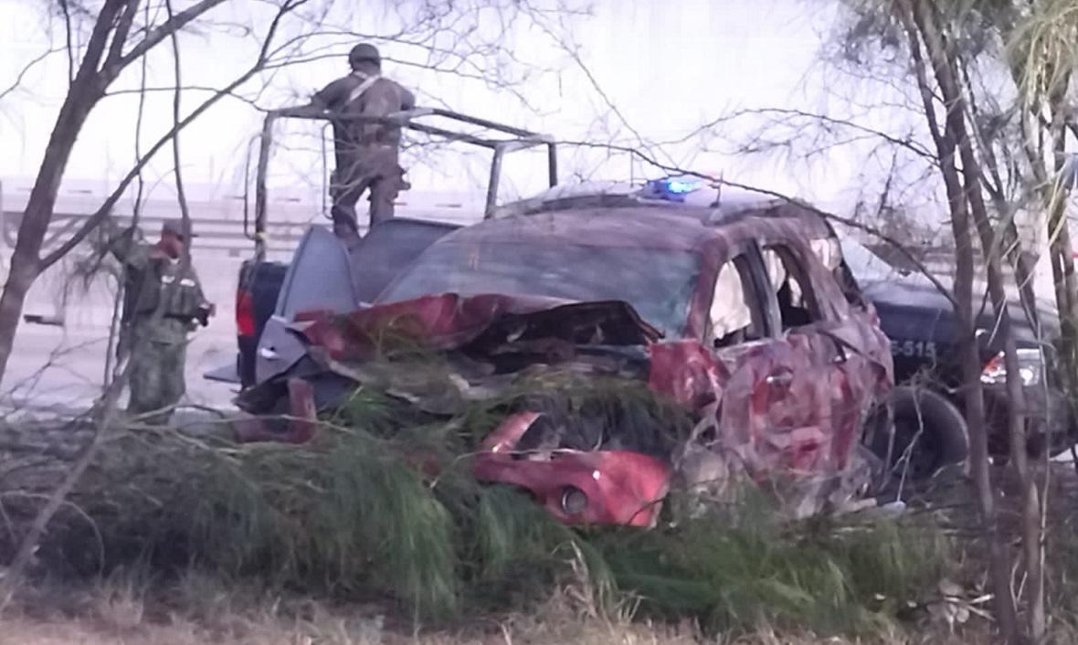 Vuelca camioneta en la que llevaban a migrantes secuestrados y conductor se da a la fuga