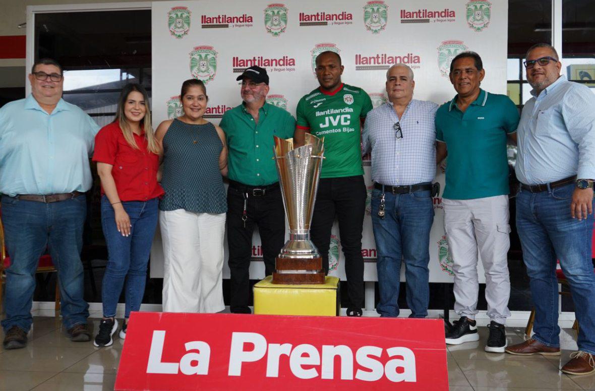 Nelson García, Gissell Caballero, Isabel Sabillón, Héctor Bendeck, Juan Luis Anangonó, Constantino Marinakis, Rolin Peña y Alejandro Carías en la presentación de la Copa LA PRENSA.