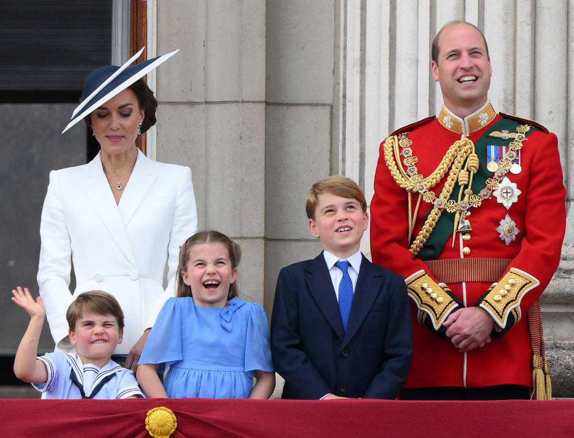 La británica Catherine, duquesa de Cambridge (izq.) y el príncipe Guillermo, duque de Cambridge (der.) de Gran Bretaña se paran con sus hijos, el príncipe Luis de Cambridge de Gran Bretaña, la princesa Charlotte de Cambridge de Gran Bretaña, y el Príncipe George de Cambridge de Gran Bretaña.