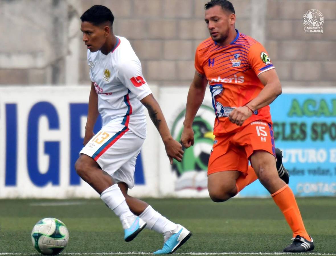 Brayan Moya conduciendo el balón ante la marca de Cristopher Urmeneta.