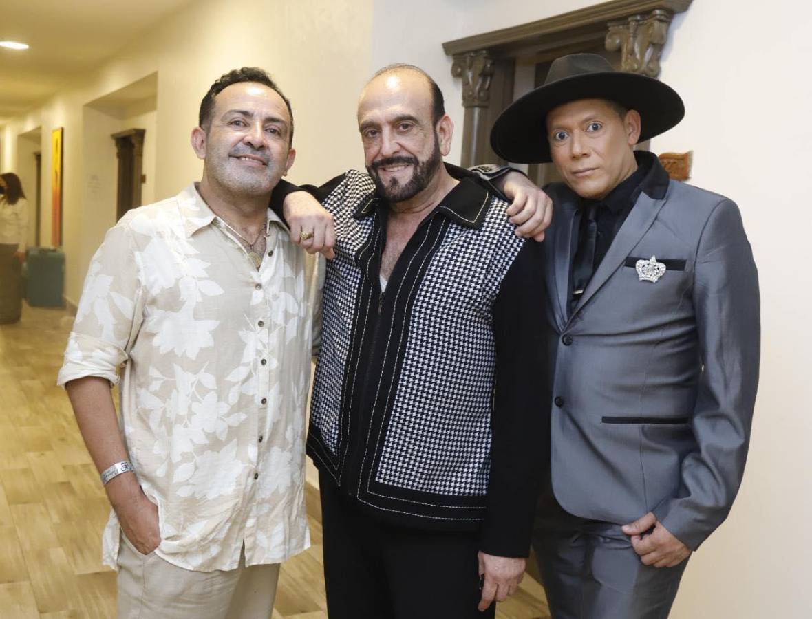 Walter Cruz, Eduardo Zablah y Josué Sánchez en la gala del Miss Honduras Mundo 2022.