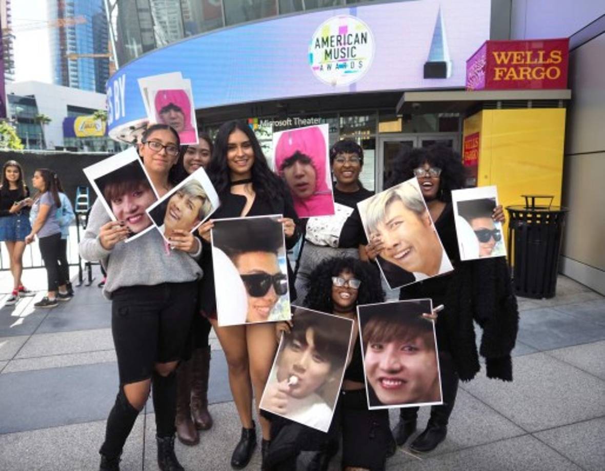 Las fanáticas de BTS esperaron a los integrantes del grupo desde tempranas horas, para recibirlos con carteles y mensajes de amor.