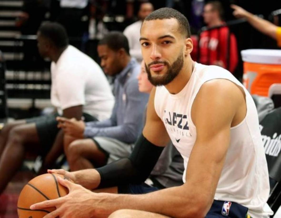 Rudy Gobert-Bourgarel <br/><br/>Es un jugador de baloncesto francés de 27 años, que pertenece a la plantilla de los Utah Jazz de la NBA. Tras darse a conocer su positivo se puso a sus compañeros en cuarentena y la NBA suspendió indefinidamente la temporada.<br/><br/>