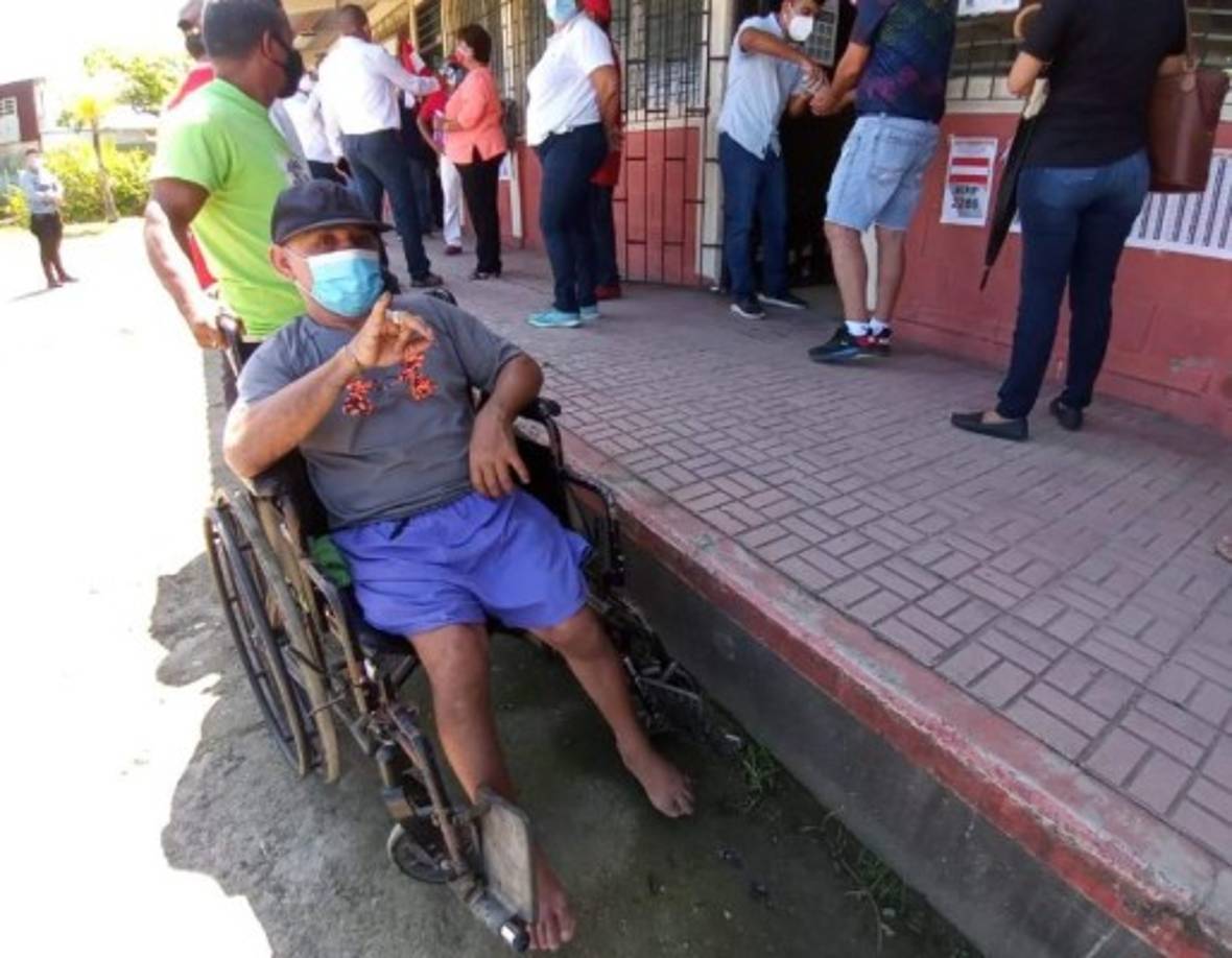 El porteño Juan Orlando Mejía (55) no dudó en votar pese a no poder caminar tras sufrir la enfermedad de la polio cuando era recién nacido. 'Es una responsabilidad ejercer el sufragio, he venido de la colonia La Esperanza para hacer una nación más democrática dijo en la escuela San Martín de Porres del barrio Buenos Aires.