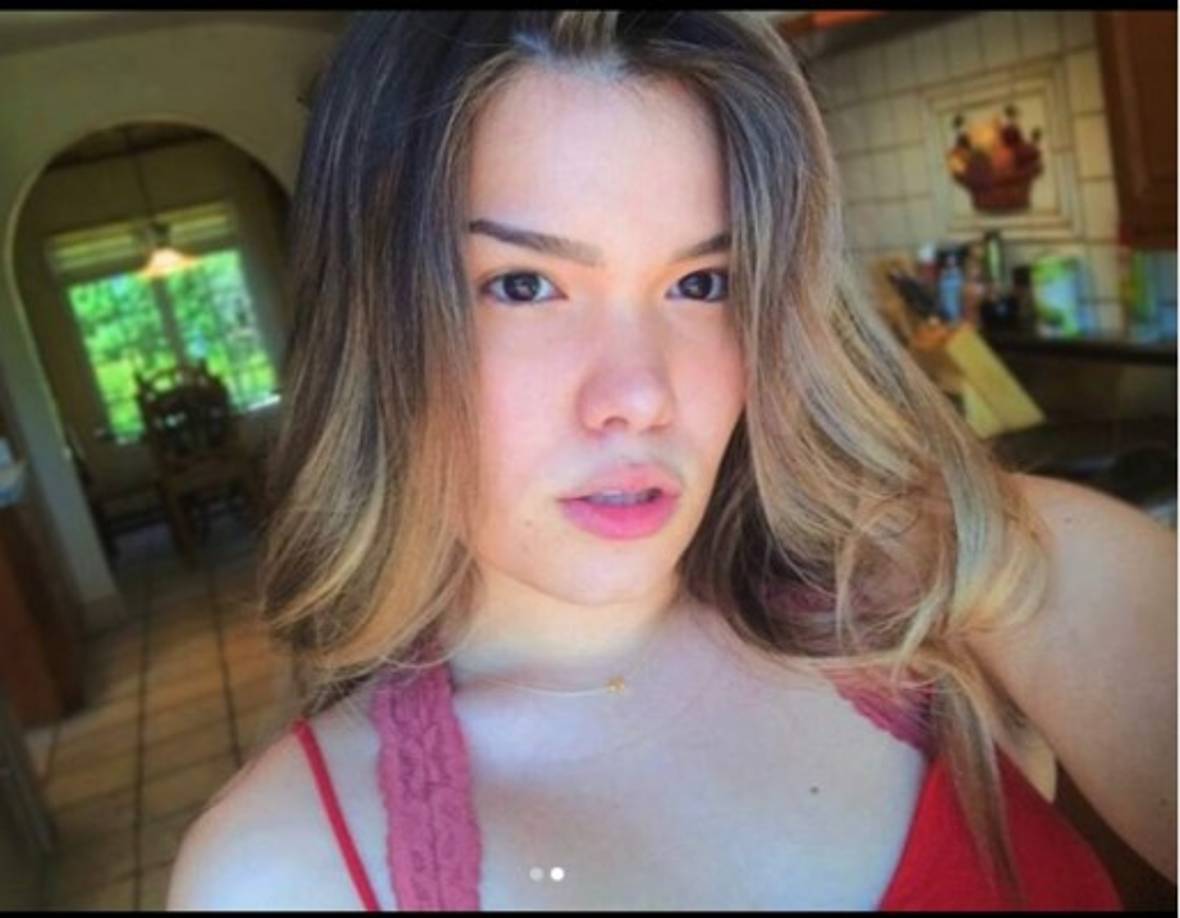 La actriz luce espectacular a sus 17 años. Sus imágenes causan furor a través de las redes sociales. Recibe mucho elogios y piropos por parte de sus fans.