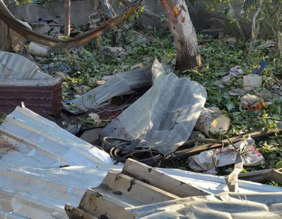 Pedazos de láminas quedaron tiradas en el suelo.