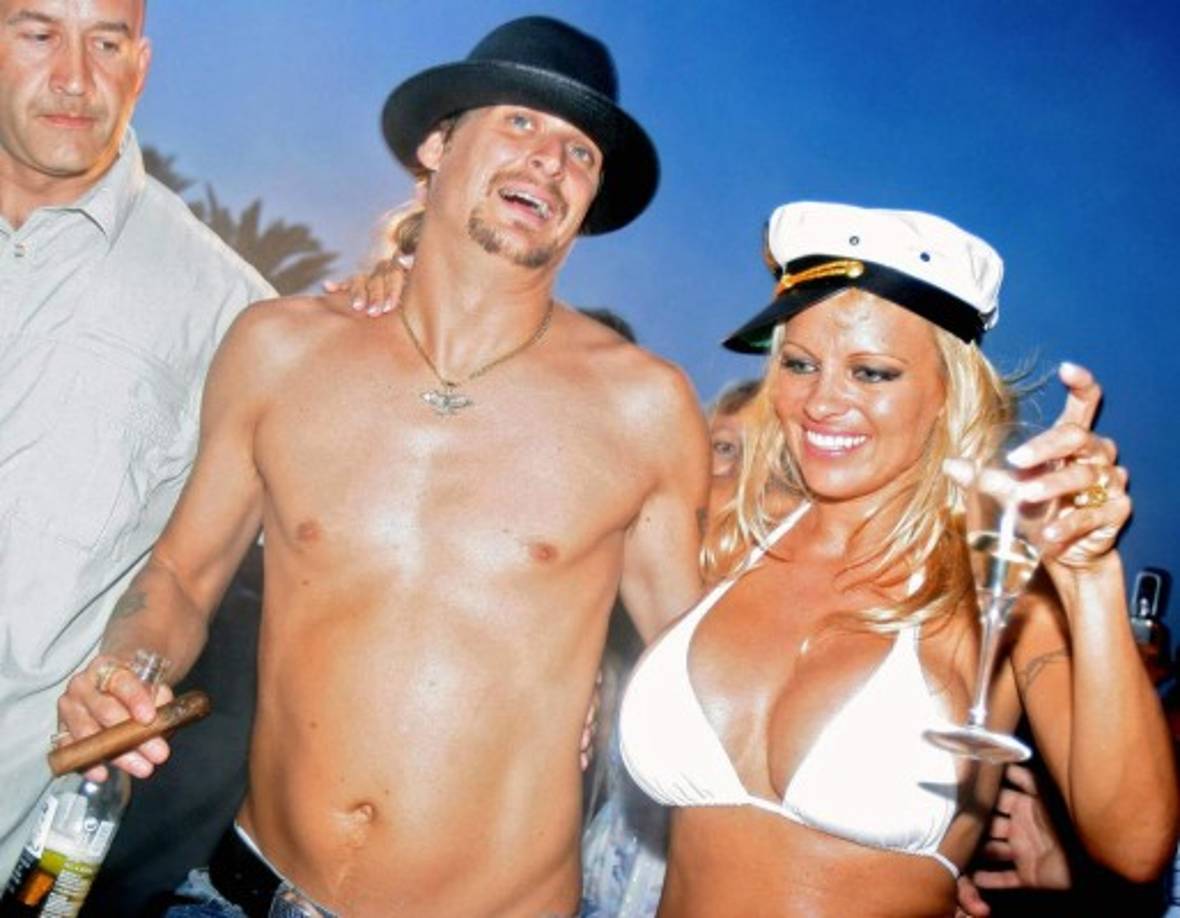 Las fotos de la boda de Pamela Anderson y Kid Rock causaron sensación en los medios, pues la pareja se casó en la playa, y para la ceremonia, Pam lució un atrevido bikini blanco.
