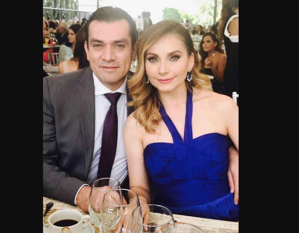 “Mis vidas, muchísimas gracias, yo estoy bien, estamos bien todos, somos un matrimonio hermoso y ustedes son los testigos que, durante 11 años, nos han visto como estamos juntos, no tengo nada más que decir, de verdad quisiera decir cosas, pero ¿qué puedo decir?”, indicó Elizabeth.